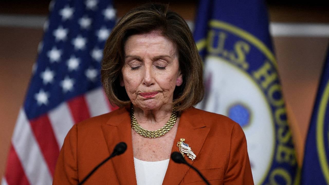 ARCHIVO. La presidenta de la Cámara de Representantes de EE. UU., Nancy Pelosi (D-CA), reacciona ante la anulación de Roe v Wade durante su conferencia de prensa semanal en Capitol Hill.