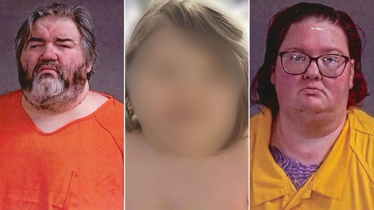 La pareja podría enfrentar cadena perpetua si es declarada culpable de los cargos.