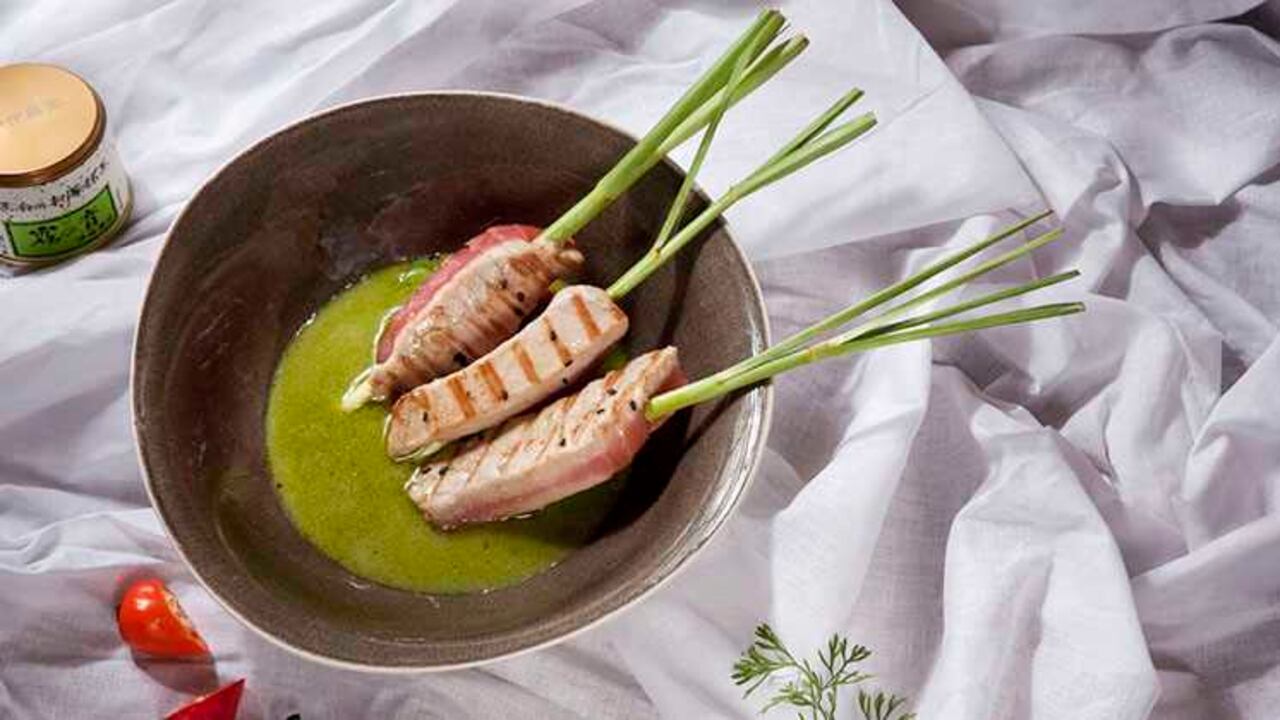 Atún en caldo de matcha, coco y limonaria