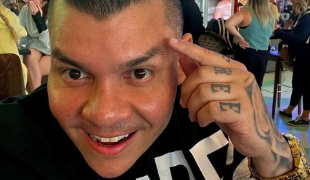 El cantante reveló los lujos que tiene su bus e hizo un recorrido.