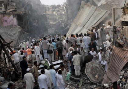  Un carro bomba explotó en un bazar de Peshawar y causó más de cien muertes en octubre de 2020. Un ataque a una sede de Naciones Unidas en Kabul demostró la fortaleza de los talibanes.