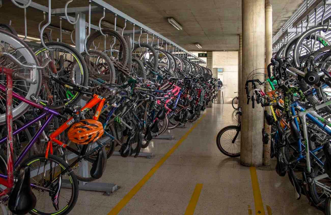 Biciparqueadero del Portal Sur. FOTO: Mauricio Flórez. SEMANA