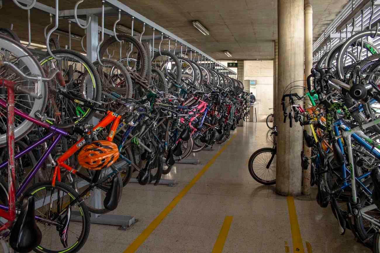 Biciparqueadero del Portal Sur. FOTO: Mauricio Flórez. SEMANA