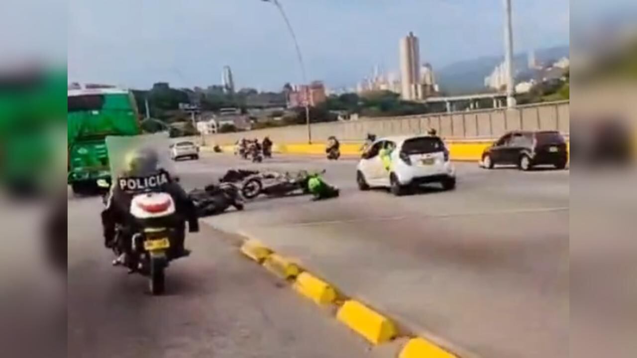 Dos policías fueron atropellados cuando escoltaban el bus de Atlético Bucaramanga.