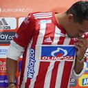 Carlos Bacca besando el escudo de Junior durante su presentación oficial