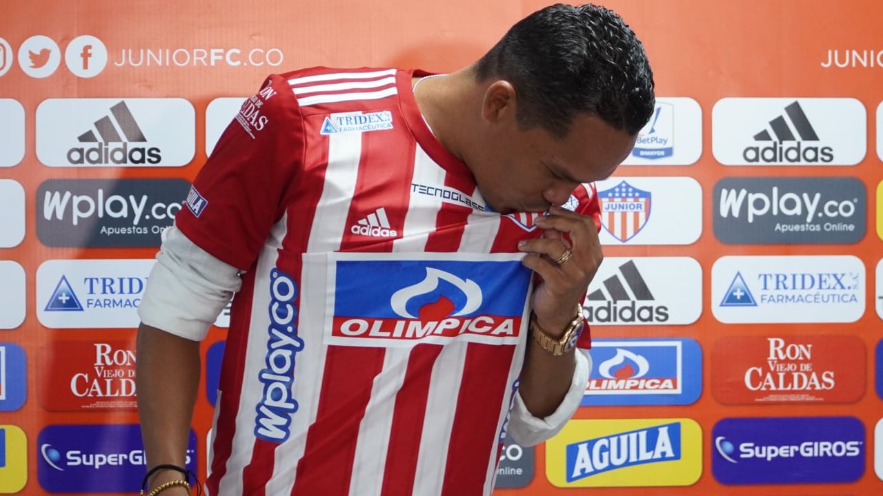 Carlos Bacca besando el escudo de Junior durante su presentación oficial