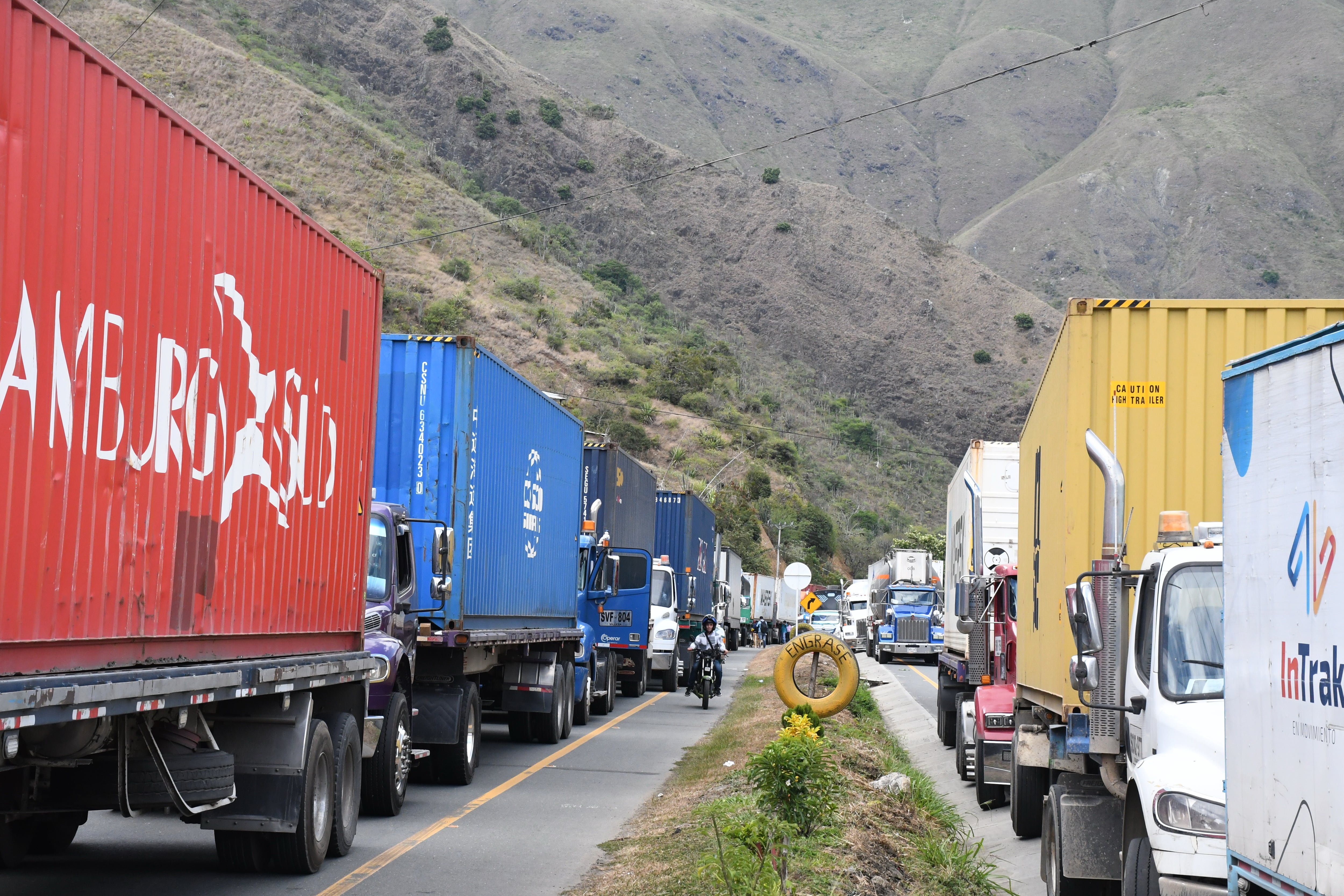 Cali: Perdidas millonarias deja un nuevo bloqueo en la vía a Buenaventura a la altura de Lobo guerrero. Comunidades afros del alto y bajo Naya del Cauca dejaron su terreno y se desplazaron hasta la vía de ingreso al puerto, impidiendo el paso a trasportadores, turistas y comerciantes. Foto José L Guzmán. EL País