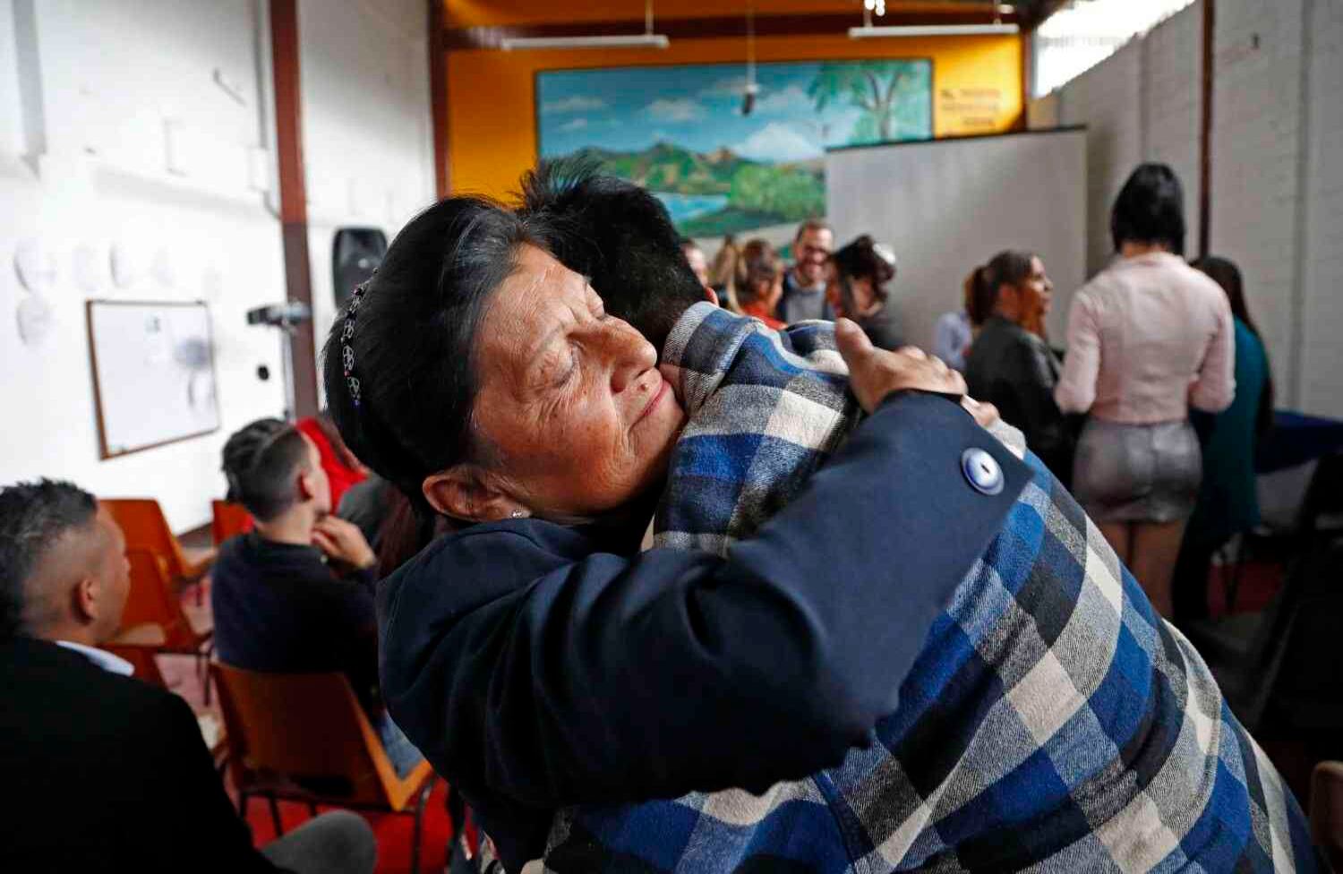La madre de Jhon Steven Cifuentes sabe que el tiempo es corto, pero aprovecha la ceremonia para abrazar varias veces a su hijo antes de que vuelva a la celda.