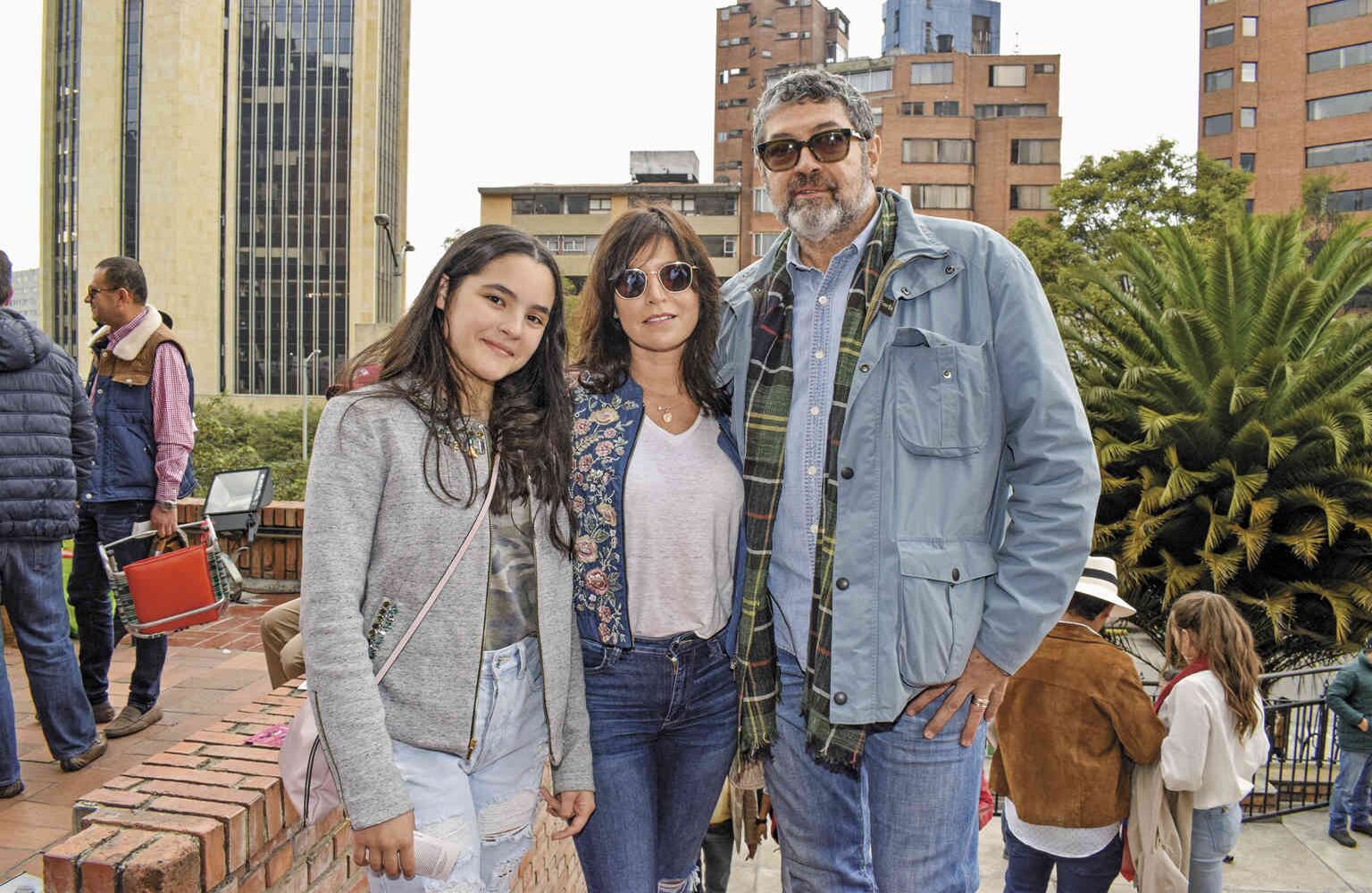 Francesca Lanzoni, Vicky Pavajeau y su esposo, Giovanni Lanzoni. 
