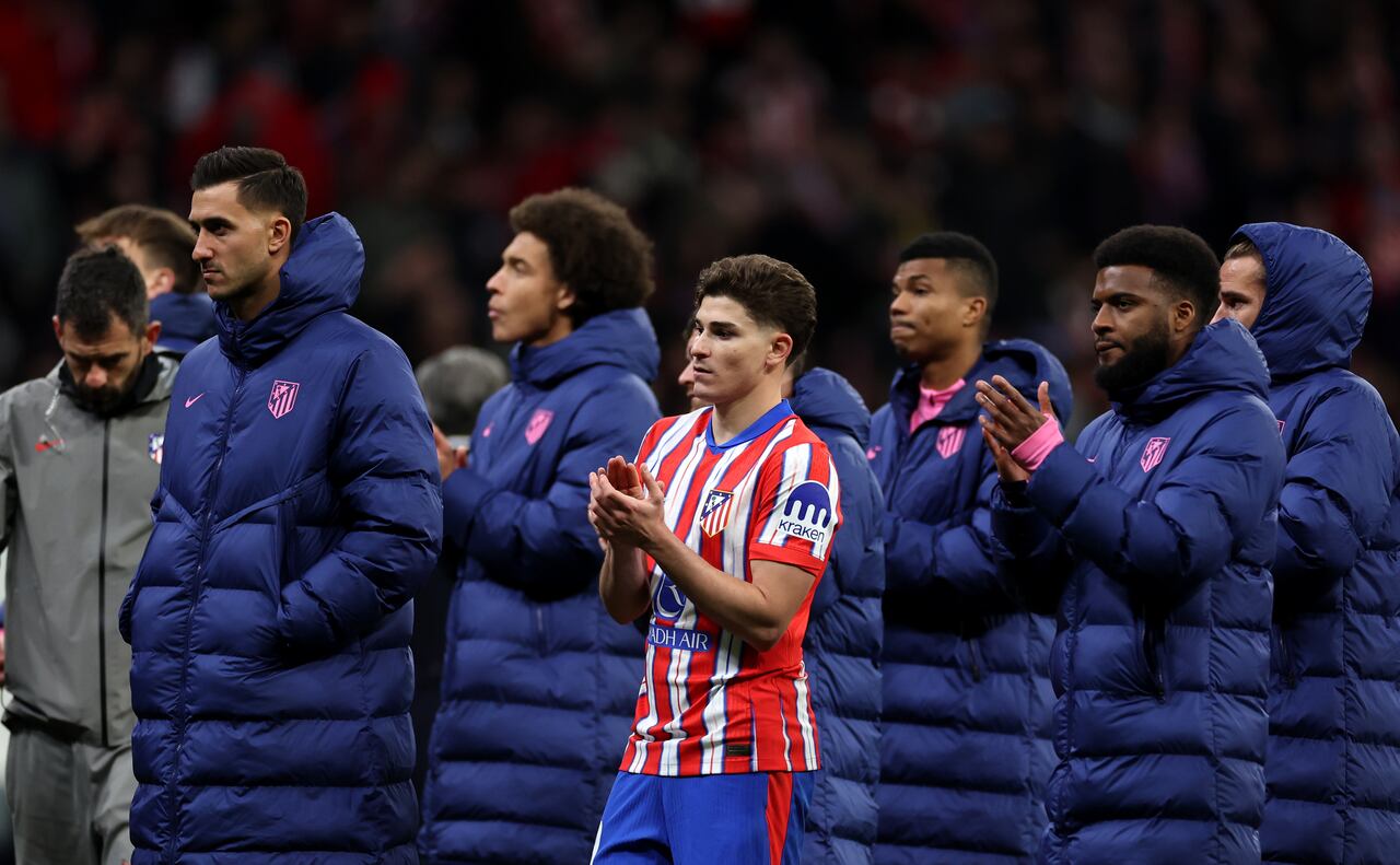 Julián Álvarez anotó, pero le anularon el cobro por tocarlo con los dos pies.