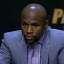 1. Floyd Mayweather Jr. Tiene unas ganancias de US$300 milllones. El boxeador rompió el récord de ganancias para un atleta. Su pelea contra Manny Pacquiao aplastó le ayudó a aumentar sus ganancias por transmisión en televisión, asistentes y patrocinios