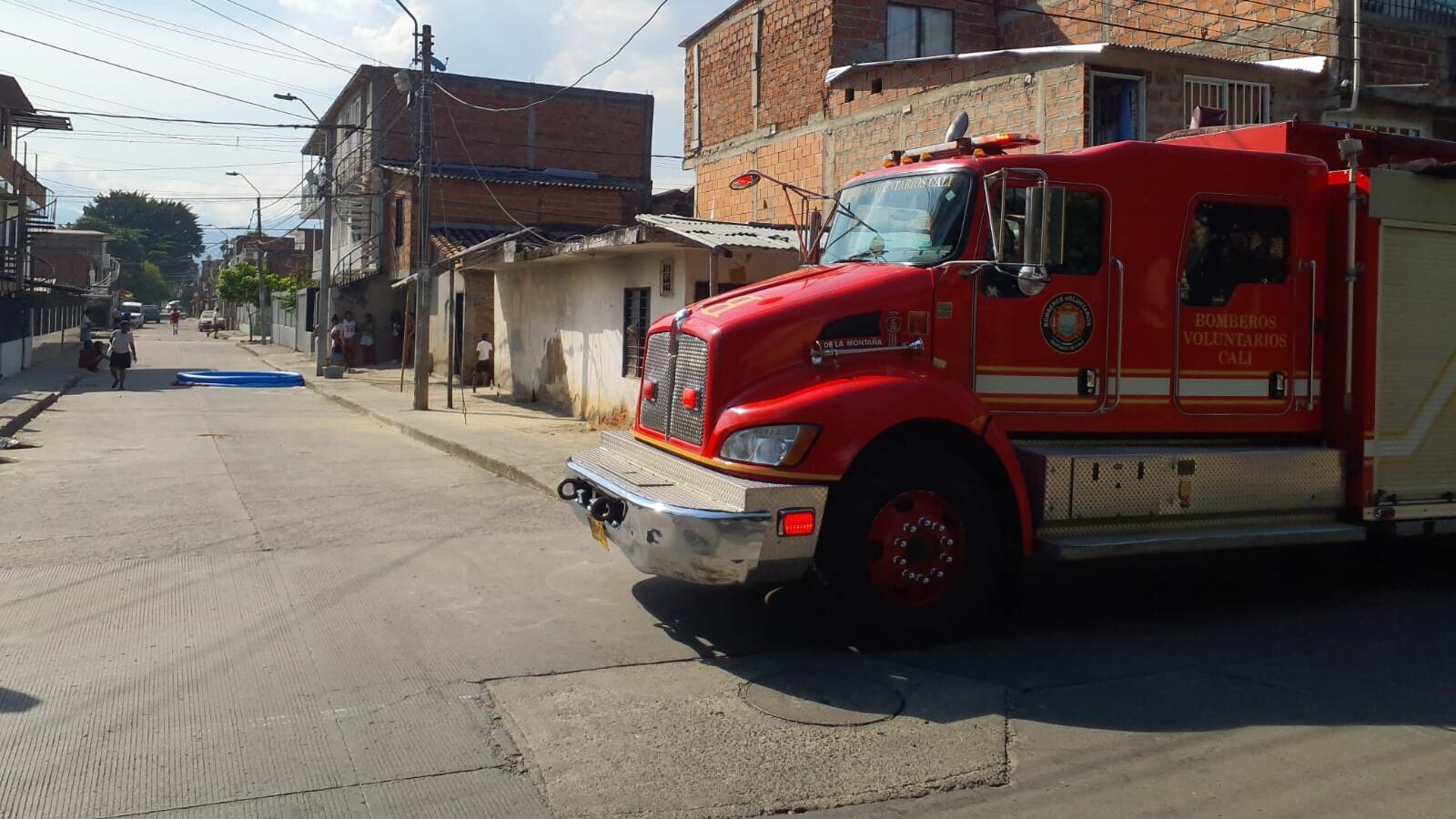 En Cali llamaron a los Bomberos para atender un supuesto incendio, pero cuando llegaron les pidieron llenar una piscina.