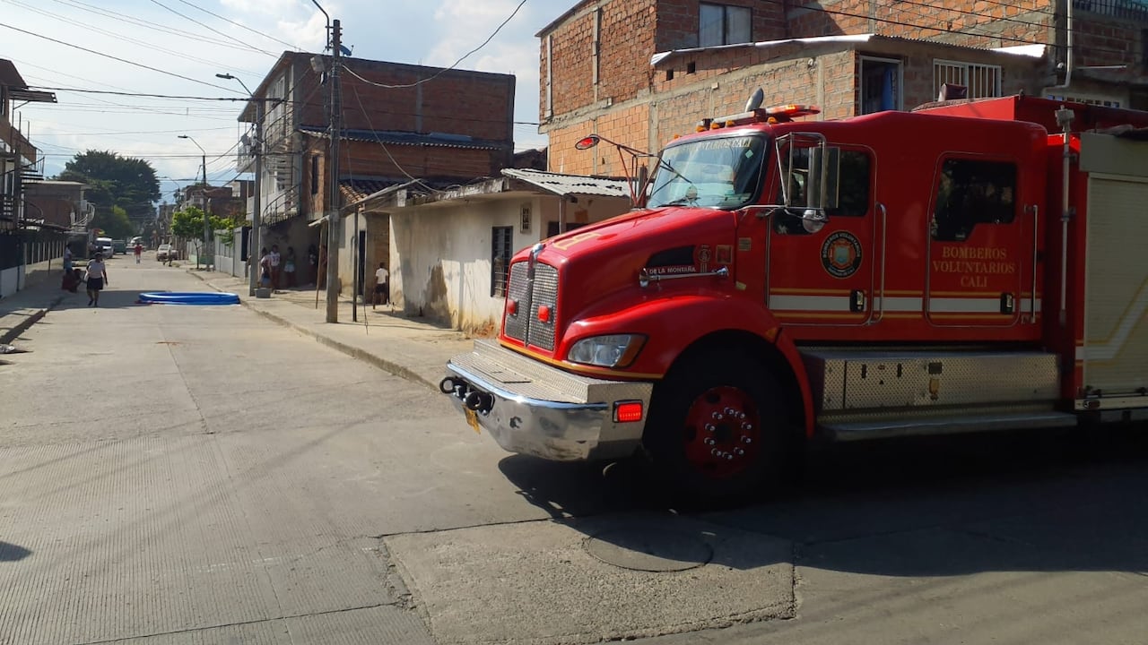 Al sitio arribaron dos máquinas extintoras, un carro tanque y una ambulancia con un total de 12 unidades.