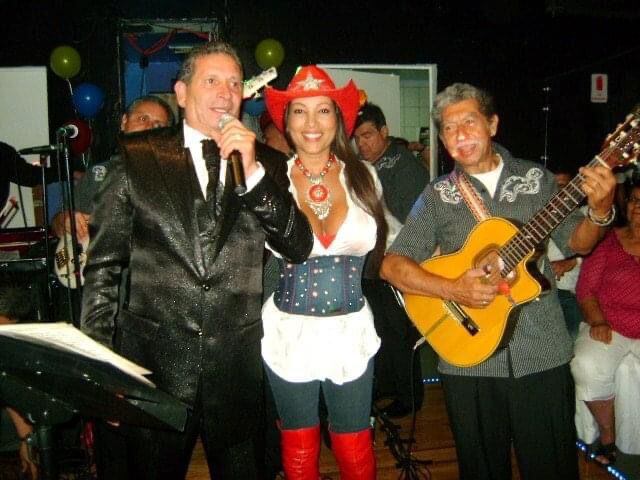 Darío Gómez junto a su puntero y amigo Aníbal Ramírez y la también cantante hija de Aníbal, 'Bera'.
