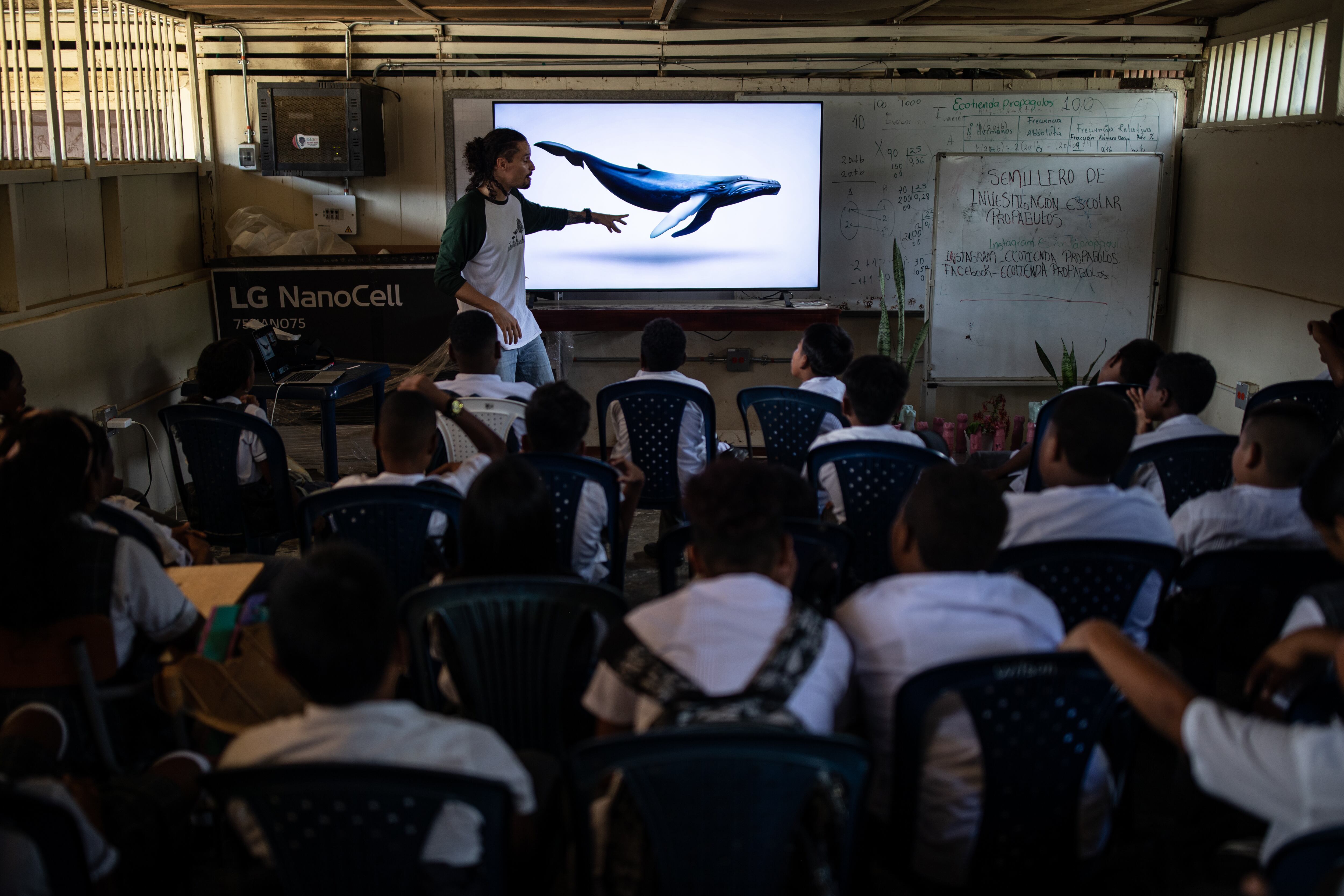 Estudiantes de la I.E. Luis López de Meza, Unidad, recibiendo una clase sobre conservación ballenas jorobadas en Bahía Solano.