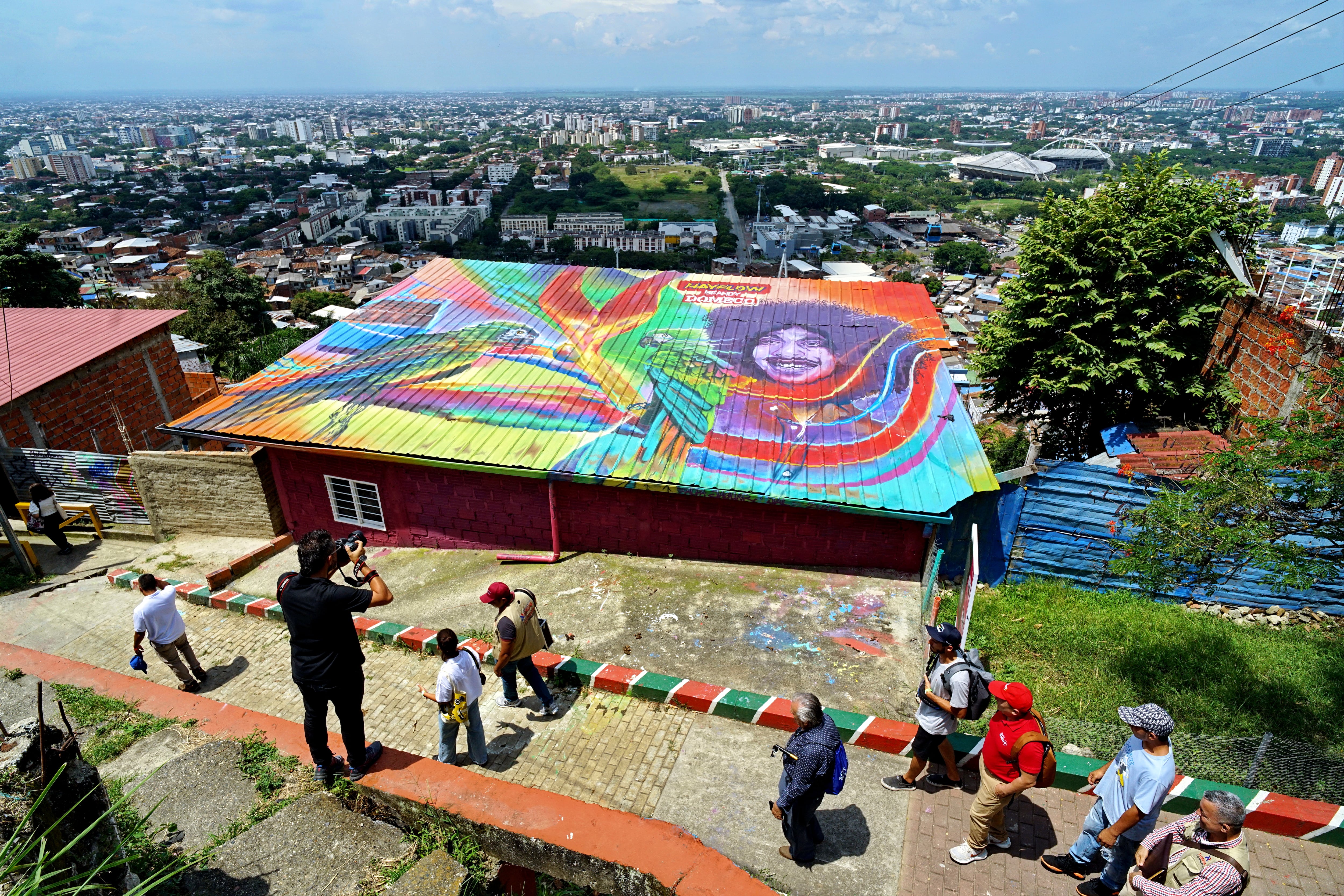 Diana Marcela Morales ministra de Comercio, Industria y Turismo, estuvo en la apertura oficial del corredor turístico de la comuna 20. Esta ruta turística comunitaria en Siloé, ofrece una experiencia cultural y comunitaria, destacando la historia, el arte, y las tradiciones del barrio. El recorrido, que puede realizarse a pie o a través del sistema MIO Cable. Es importante destacar la belleza de los murales pintados sobre las fachadas de las viviendas, que cuentan historias de sus habitantes. Foto Jorge Orozco