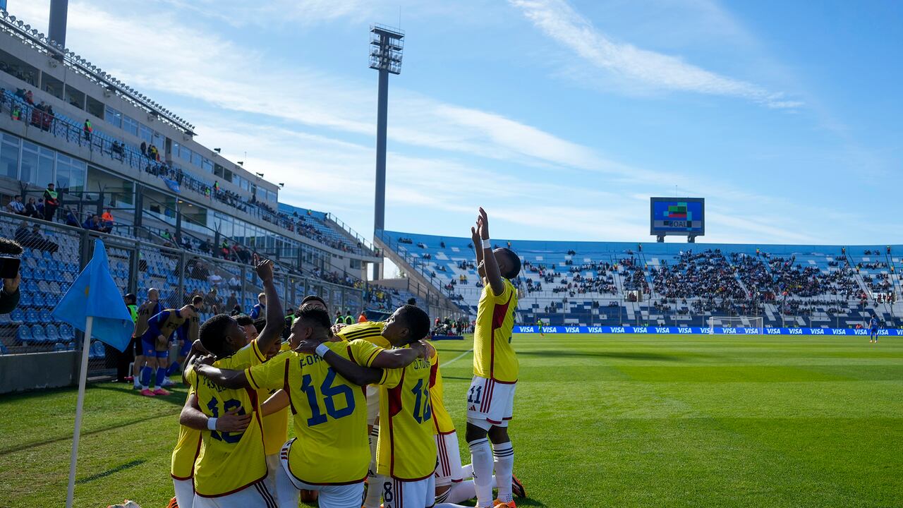Los jugadores colombianos celebran después de que Yaser Asprilla anotó su segundo gol contra Eslovaquia durante un partido de octavos de final de la Copa Mundial Sub-20 de la FIFA en el estadio Bicentenario de San Juan, Argentina, el miércoles 31 de mayo de 2023.