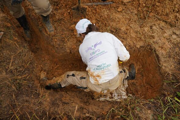 Funcionarios de la UBPD realizando la búsqueda de cuerpos de personas dadas por desaparecidas.