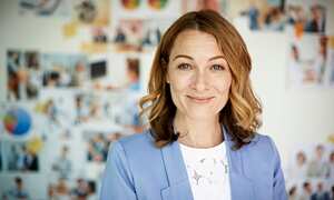 Corte de cabello rejuvenecedor.