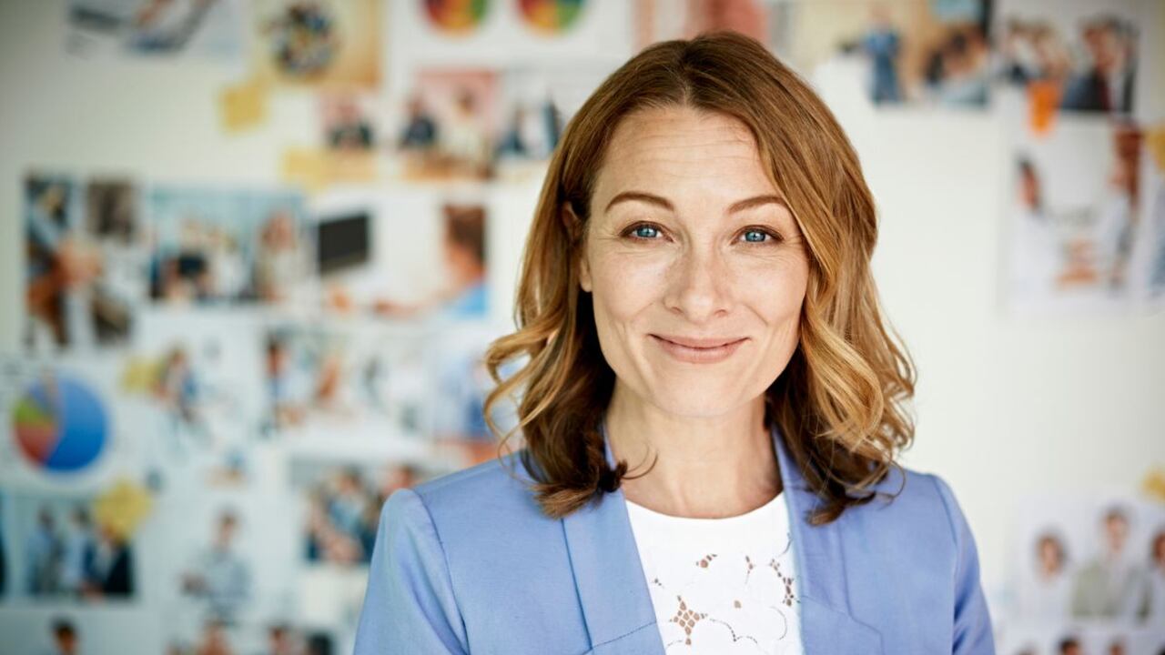 Corte de cabello rejuvenecedor.