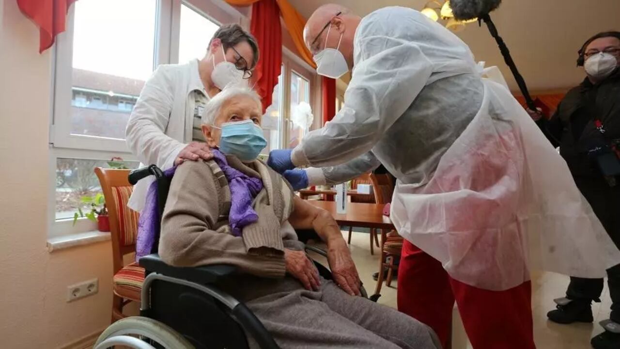 Edith Kwoizalla, de 101 años, fue la primera persona en recibir la vacuna de PFizer-BioNTech en Alemania
