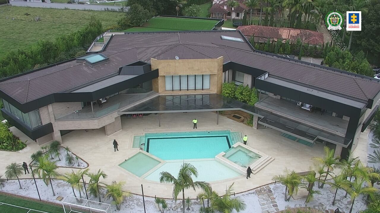 Los Ferrari y otros lujosos bienes que incautó la Fiscalía a alias Falcón, un narco del Clan del Golfo