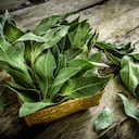 Consumir laurel puede ayudar a bajar los niveles de azúcar en la sangre.