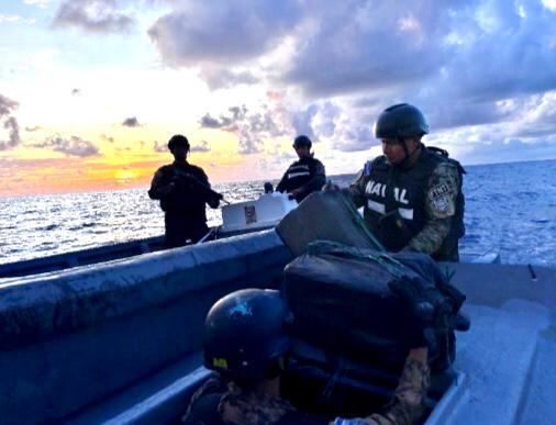 Al momento de ser interceptados por las autoridades salvadoreñas, también les fueron encontrados 2.500 galones de gasolina, combustible suficiente para la larga travesía.