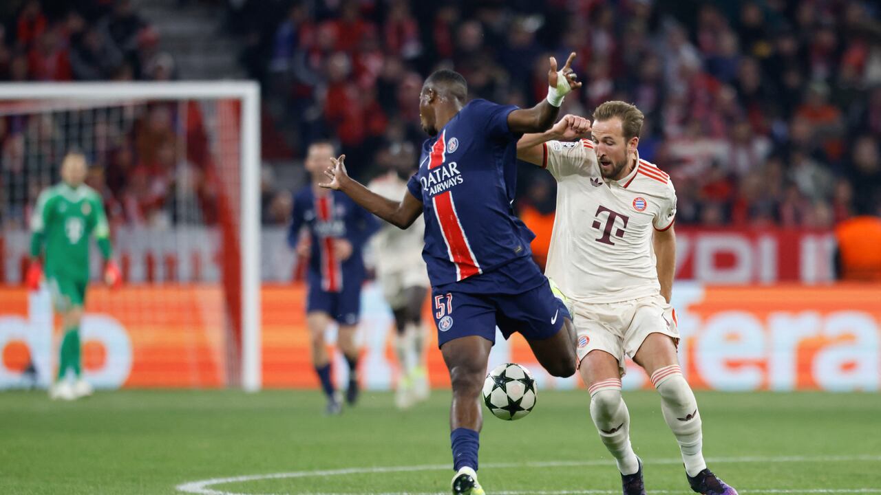 El delantero inglés del Bayern Munich #09 Harry Kane (R) y el defensor ecuatoriano #51 del Paris Saint-Germain Willian Pacho compiten por el balón.