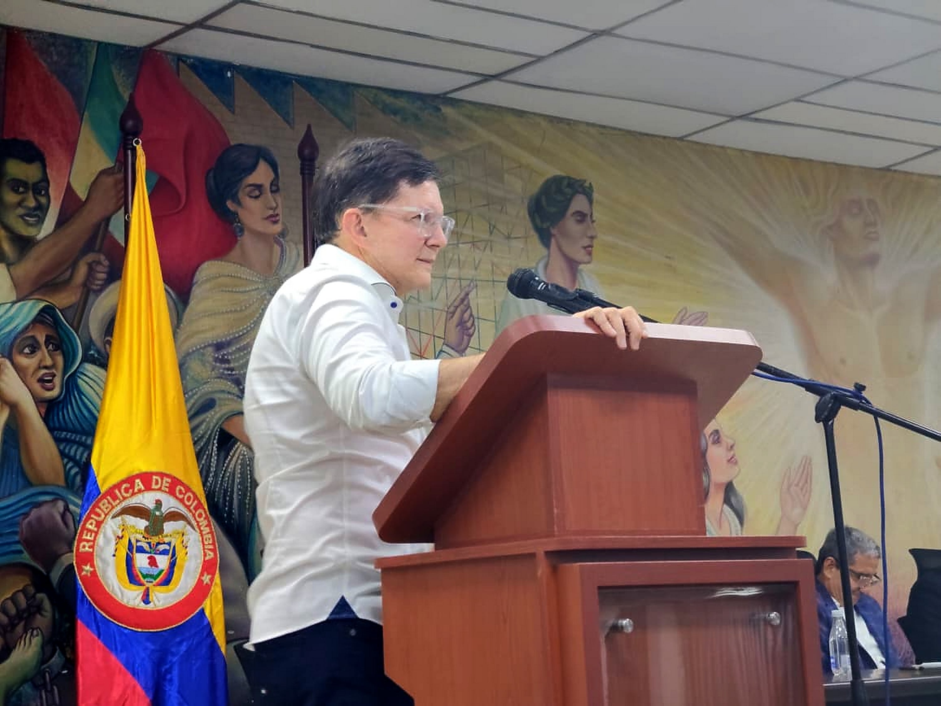 El libro Así se cumplen los sueños, escrito por Wilson Ruiz, fue lanzado en Cali, este miercoles en la USC. Esta obra autobiográfica narra la inspiradora historia del exministro de Justicia, destacando su superación personal desde vendedor ambulante hasta altos cargos, enfatizando la resiliencia y perseverancia.