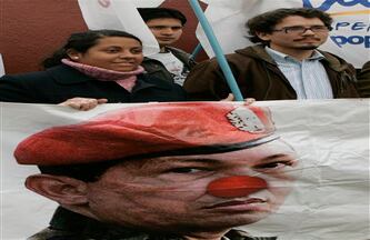 Pancartas, banderas y caricaturas de burla contra el presidente de Venezuela, Hugo Chávez, se vieron  algunos sitios públicos en Santiago de Chile. 