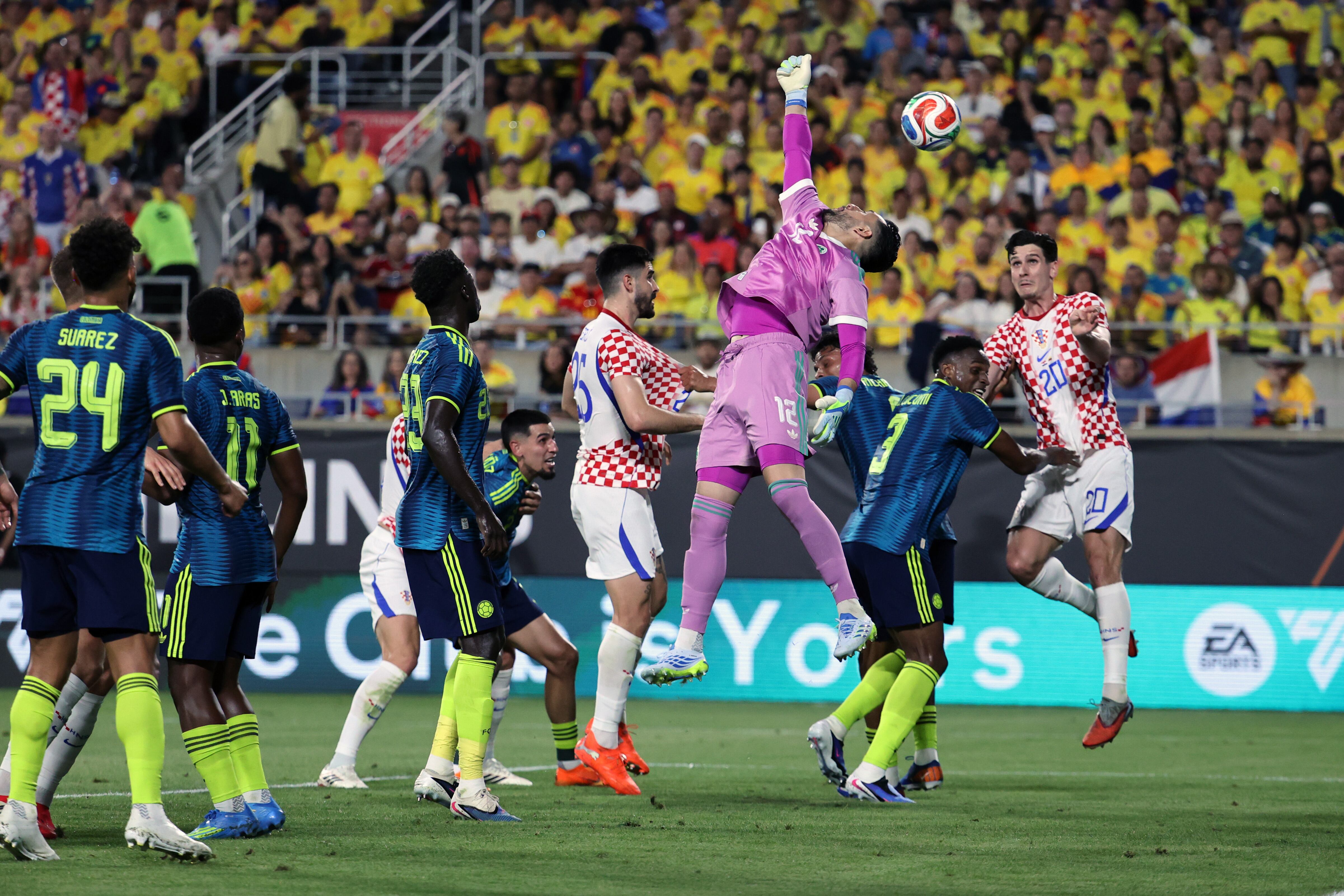 Momento de la salida de Camilo Vargas.