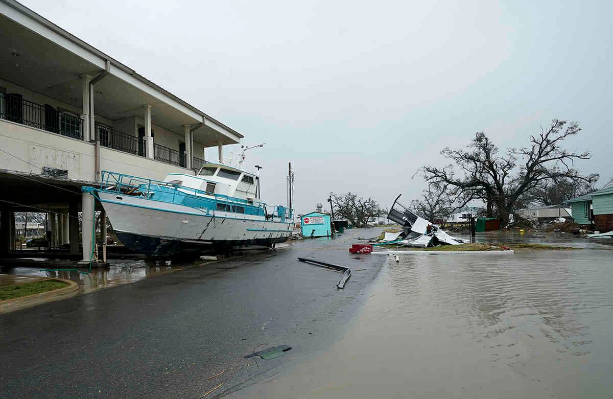 Las inundaciones rodean un edificio y un bote dañados el viernes 28 de agosto de 2020 en Cameron, Luisiana, después de que el huracán Laura se moviera por el área el jueves. Foto: David J. Phillip / AP