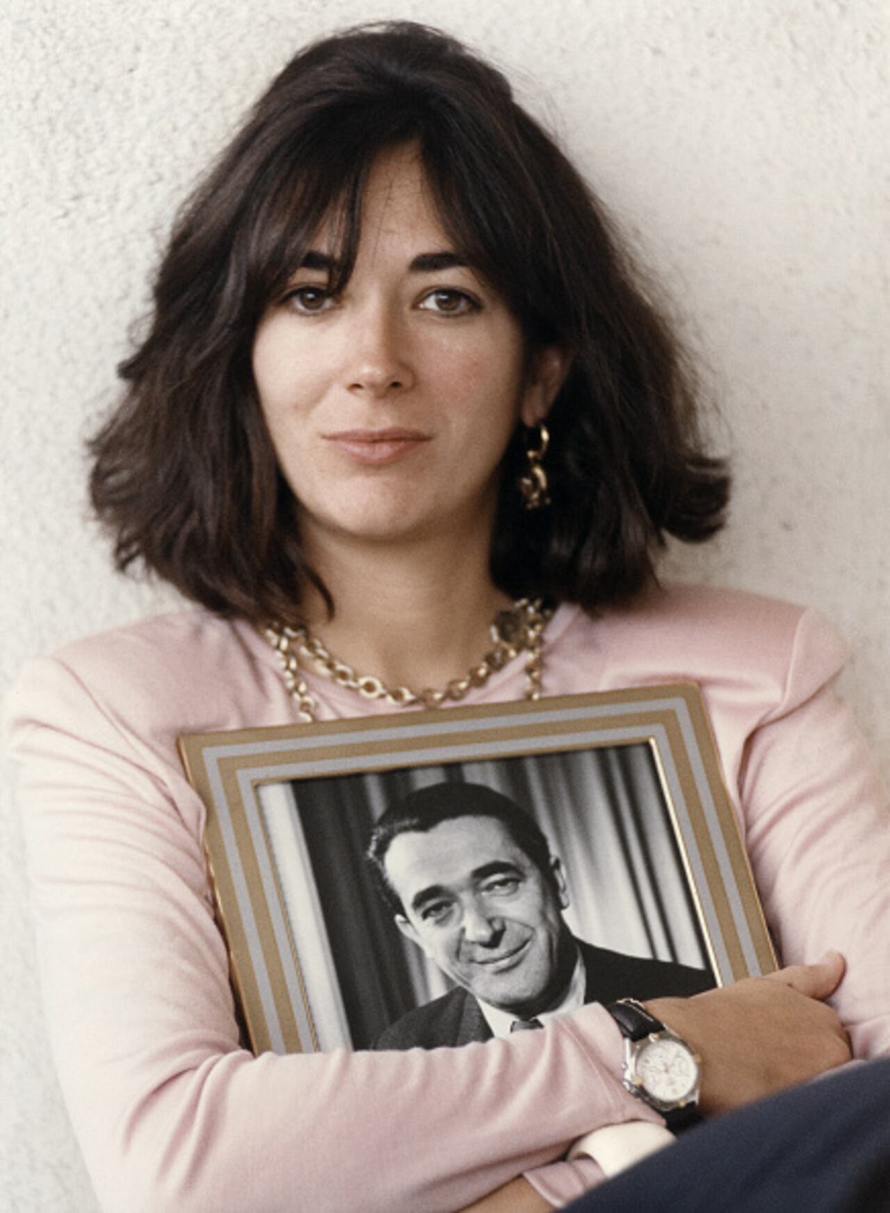Ghislaine Maxwell con una foto de su padre Robert Maxwell