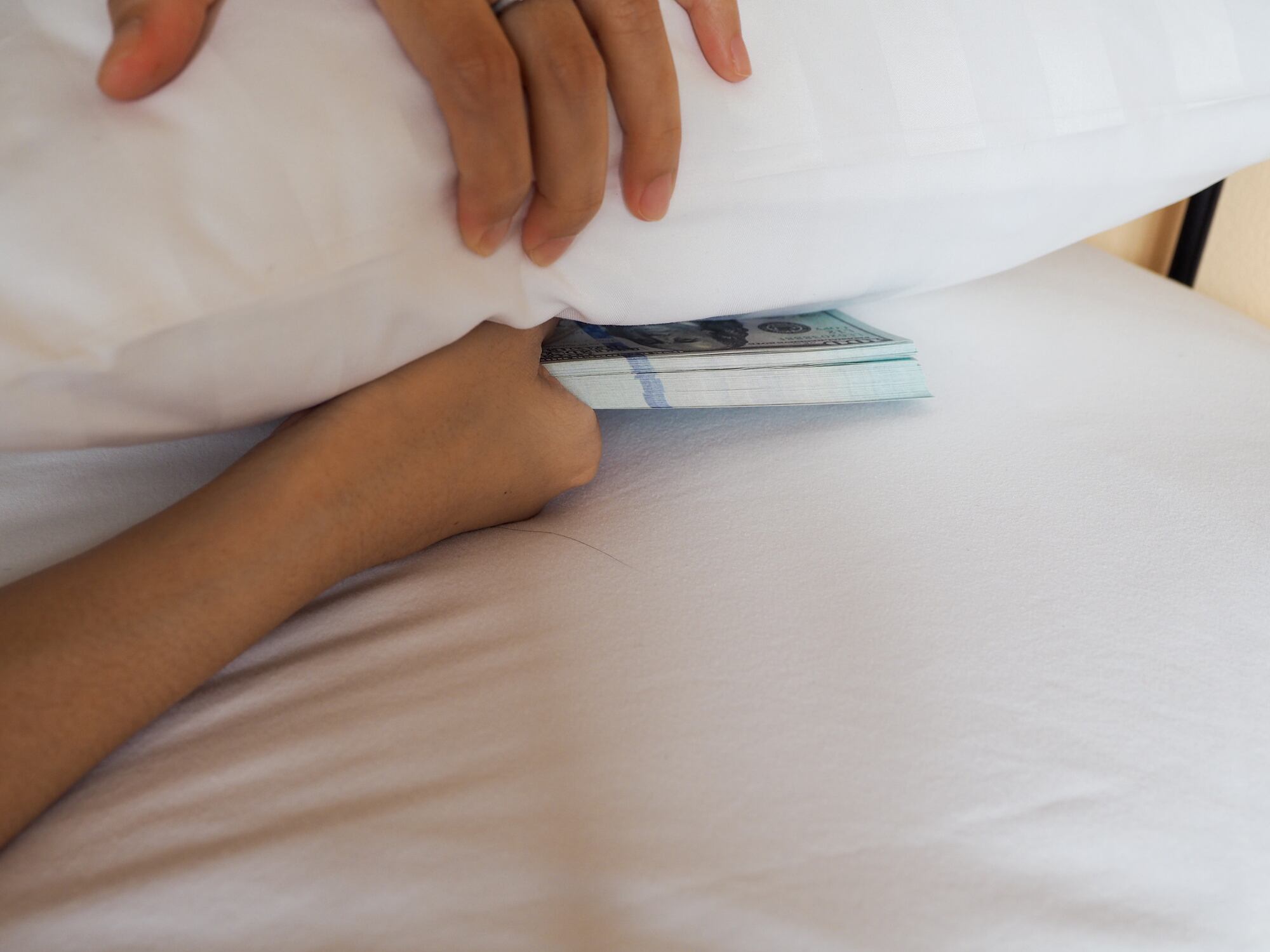 Al optar por almacenar dinero en casa, es clave entender cómo pueden influir las condiciones ambientales y el paso del tiempo.