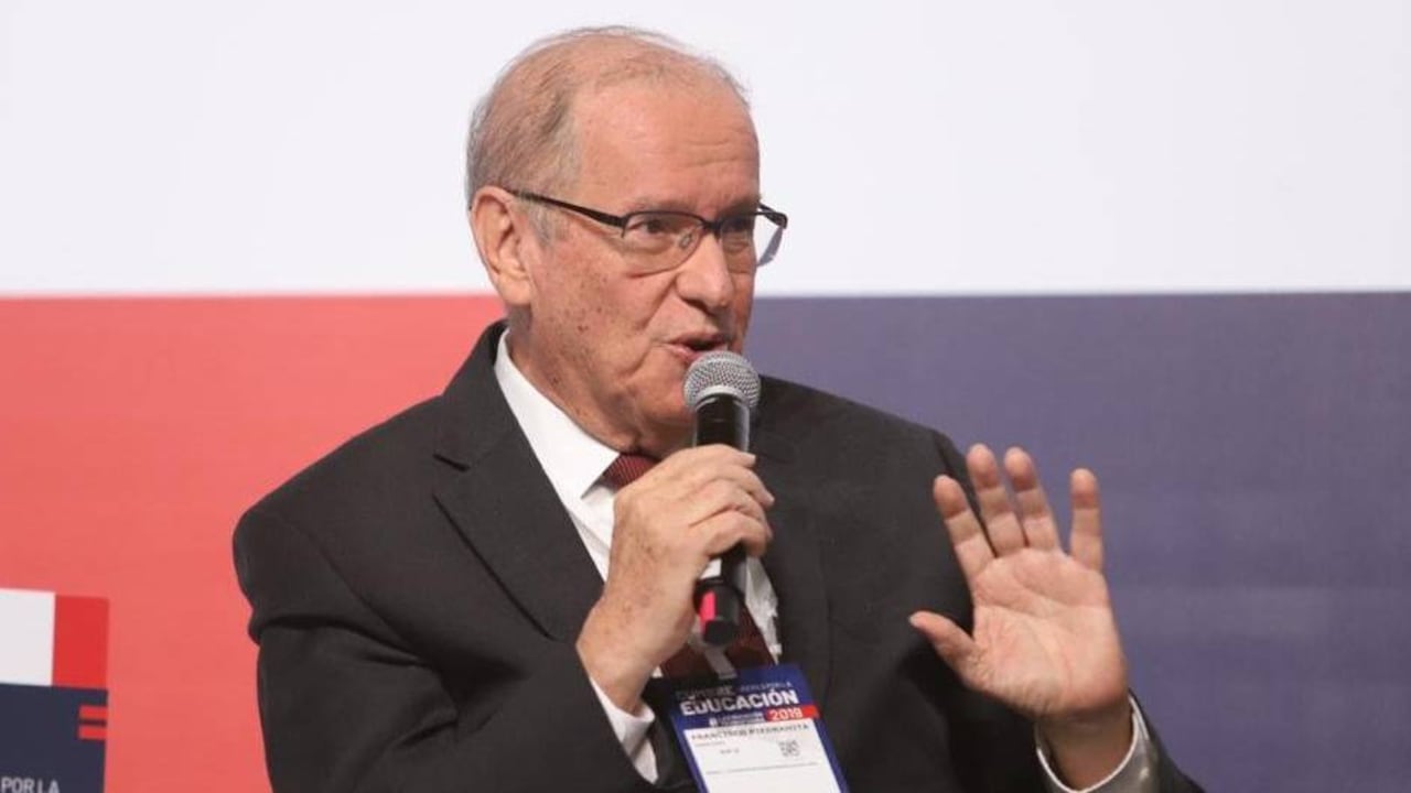 Piedrahita hizo un recorrido histórico del claustro universitario.