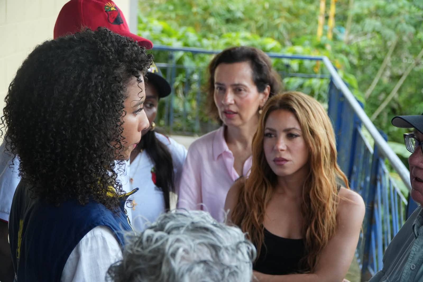 La gobernadora del Chocó, Nubia Carolina Córdob, en Quibdó, Chocó, en compañía de Shakira y el empresario y filántropo estadounidense Howard G. Buffett