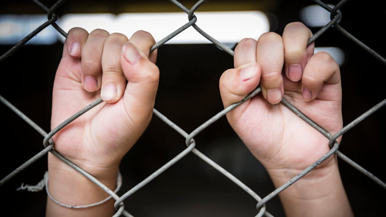 La policía localizó a un niño de tres años encerrado dentro de una jaula.