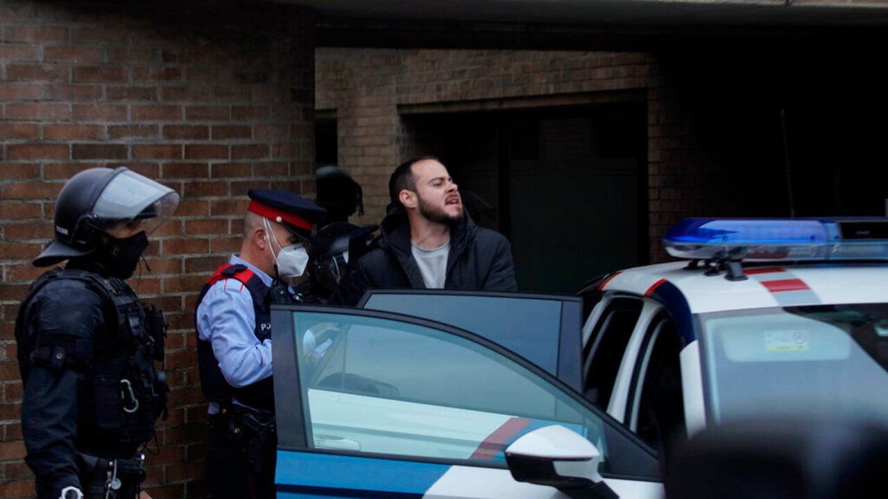 Polémica en España por un rapero que fue condenado a prisión tras publicar trinos contra la monarquía