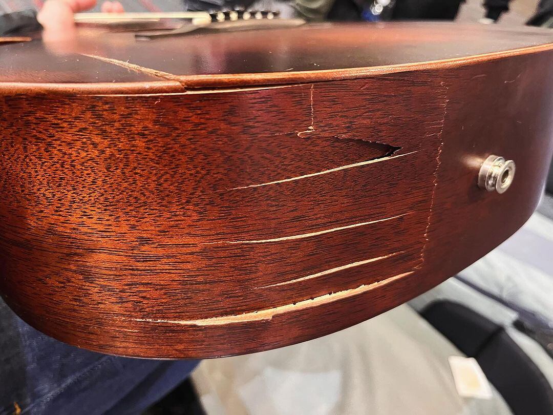 Guitarra dañada de Santiago Cruz.