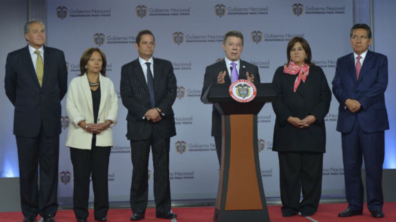 El Presidente Santos anunció este este miércoles, en la Casa de Nariño, la reestructuración de la Presidencia de la República, a la cual se vincularán como Ministro de la Presidencia el jurista Néstor Humberto Martínez Neira, y como Ministros Consejeros el general (r) Oscar Naranjo, la periodista Pilar Calderón y la actual Secretaria General, María Lorena Gutiérrez. “Lo que buscamos es una Presidencia más eficaz, más estratégica y más comunicativa”, dijo el Mandatario.