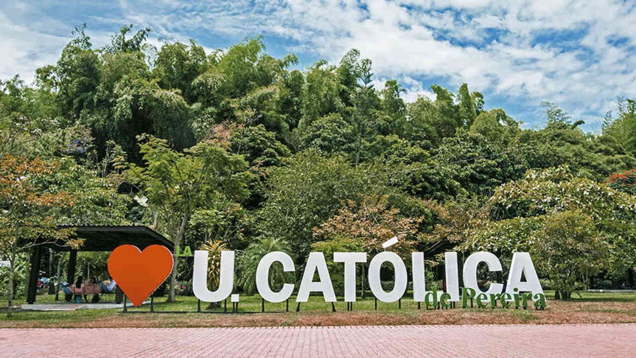 En la Universidad Católica de Pereira, la infraestructura se mezcla con la naturaleza propia de la ciudad.