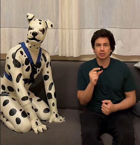 Su dinámica diaria, dividida entre trabajo formal y rol animal, ha generado fuertes críticas.