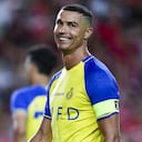 Cristiano Ronaldo sonríe durante un amistoso del Al-Nassr ante Benfica.