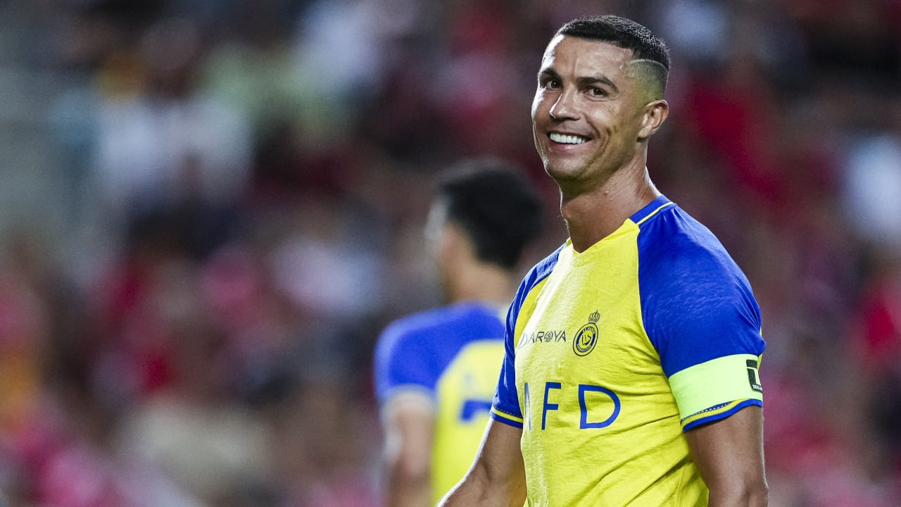 Cristiano Ronaldo sonríe durante un amistoso del Al-Nassr ante Benfica.