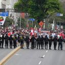 Manifestantes antigobierno que viajaron a la capital desde otras partes del país se enfrentan a una línea de policías antimotines en una marcha contra la presidenta peruana Dina Boluarte en Lima, Perú, el miércoles 18 de enero de 2023. Las protestas buscan un adelanto electoral inmediato, la renuncia de Boluarte, la liberación del presidente destituido Pedro Castillo y justicia por las docenas de manifestantes muertos en enfrentamientos con la policía. (AP Foto/Martín Mejía)