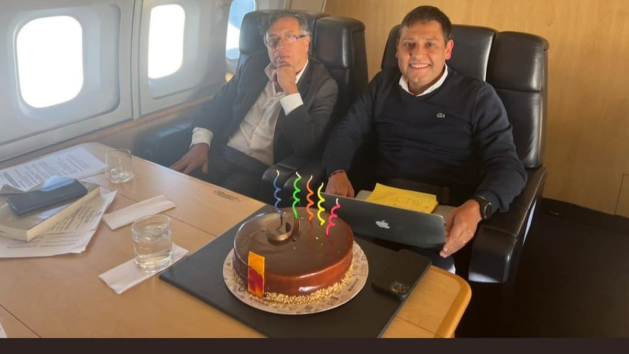 Petro, le celebra el cumpleaños a Lizcano con una torta de chocolate.