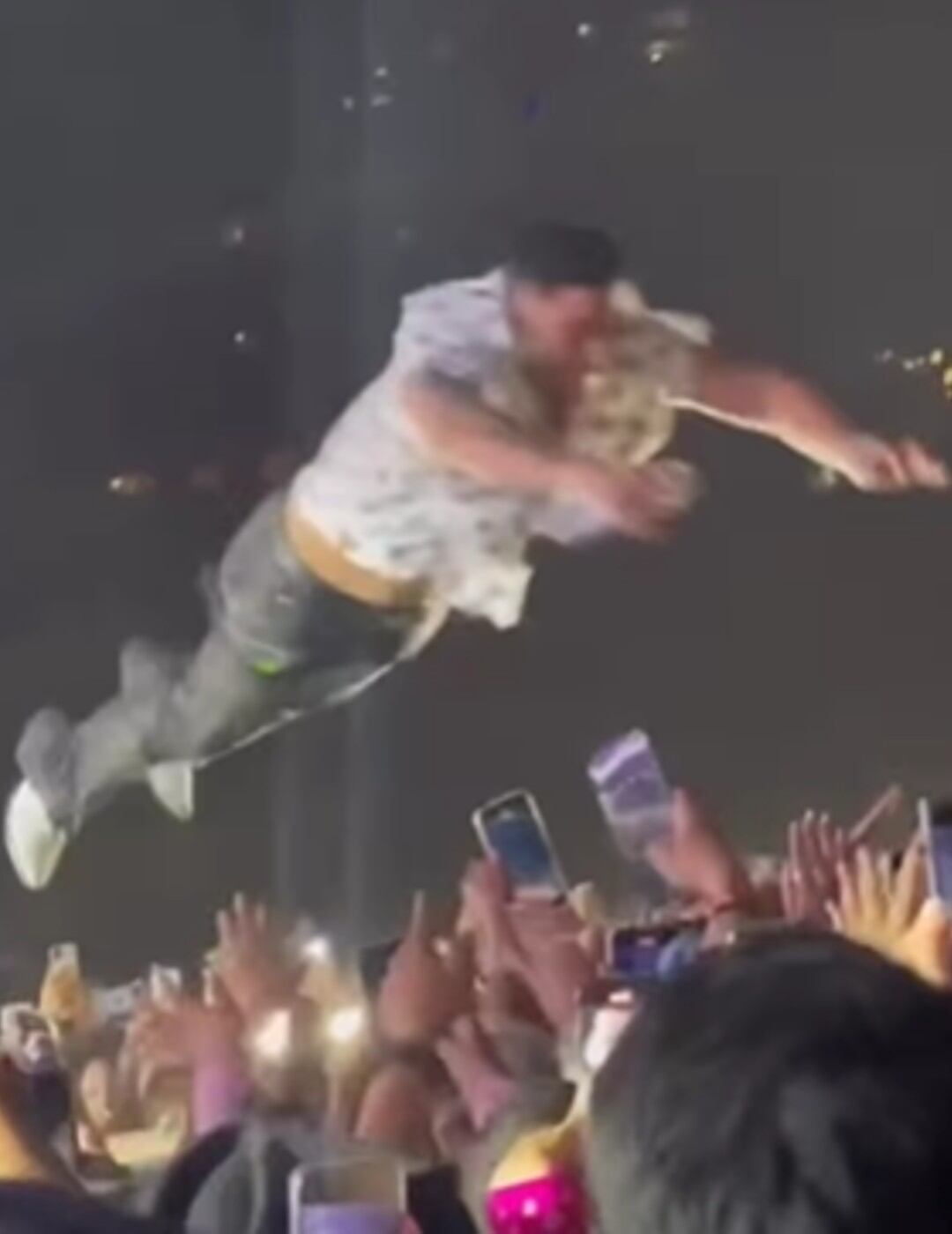 Eduin se lanzó en pleno concierto.