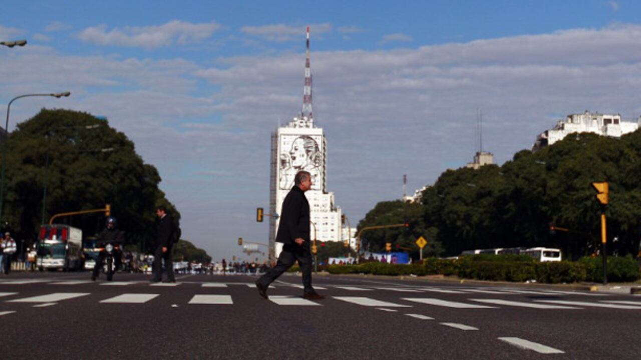 Un hombre cruza la Avenida 9 de Julio, en el centro de Buenos Aires (Argentina).
