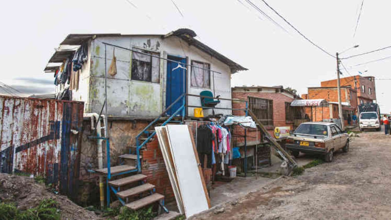 De esta casita en un barrio invisible el asesino robó a Yuliana. Las calles del barrio nunca han conocido el pavimento. El contraste con el entorno es impresionante.